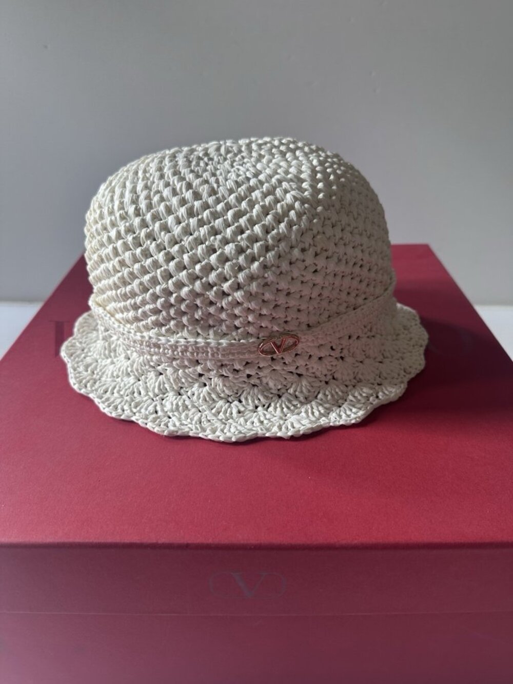 Valentino Garavani Crochet Bucket Hat in Bianco & Gold - Picture 2 of 13